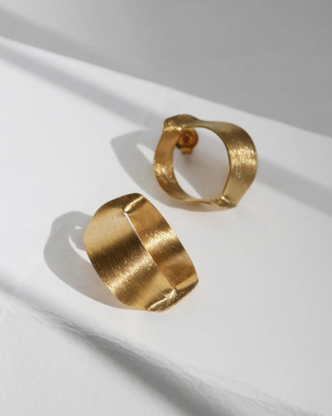 Pendientes circulares dorados Xaluc Joidart, vista lateral