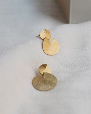 Pendientes Dobles Dorados Taglio Joidart Baño Oro 24K, Diseño Texturizado Artesanal para Mujer