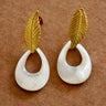 Pendientes dorados con colgante blanco iridiscente