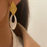 Pendientes dorados con placa texturada y pieza iridiscente