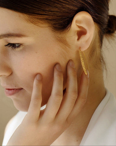 Pendientes Dorados Stardust Joidart: Diseño Bolitas Brillantes Latón Baño Oro 24K