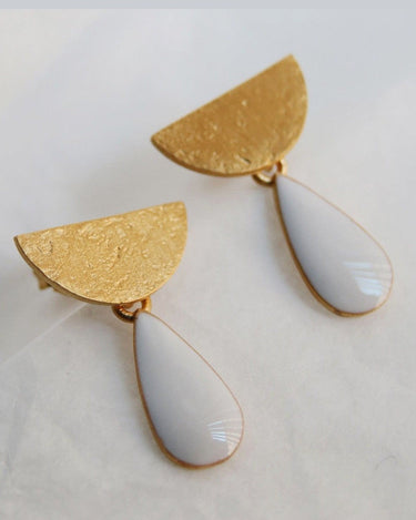 Pendientes Gota Blanca Somni de Diseño Geométrico Artesanal para Mujer