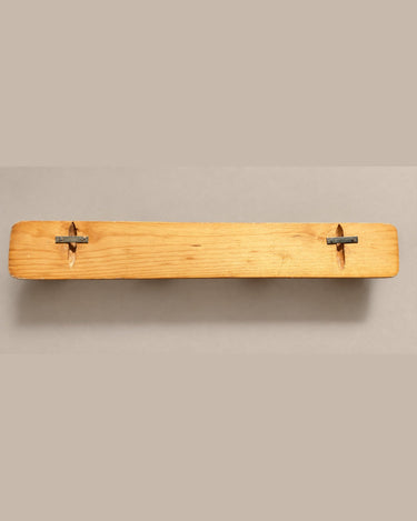 Reverso del perchero con dos herrajes y rebajes en la madera.