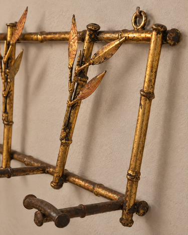 Percheros vintage de pared: detalle de hojas, nudos y pátina en el metal dorado