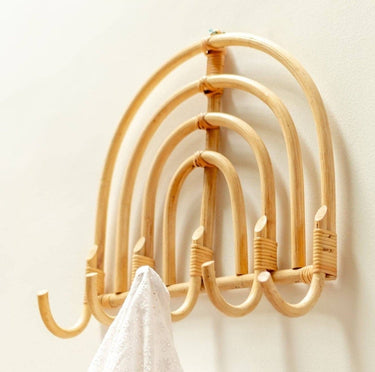 Perchero de pared Soeji de ratán natural beige con ganchos artesanales