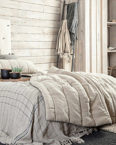 Pie de cama ASHTI Dareels detalle acolchado