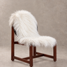 Piel de oveja tibetana blanca sobre silla de madera sin brazos