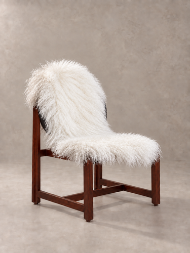 Piel de oveja tibetana blanca sobre silla de madera sin brazos
