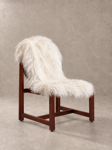 Piel de oveja tibetana crema sobre silla de madera sin brazos