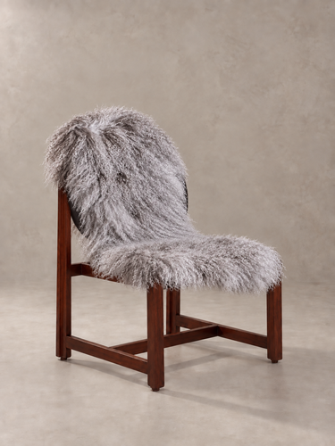 Piel de oveja tibetana gris sobre silla de madera sin brazos
