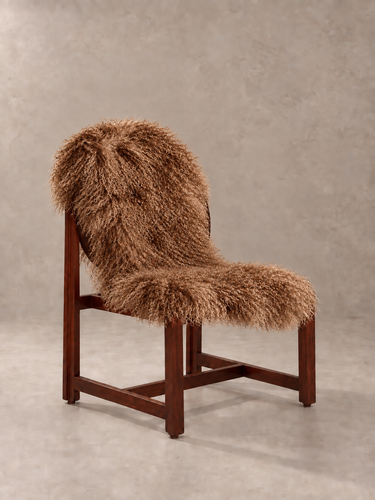 Piel de oveja tibetana marron sobre silla de madera sin brazos