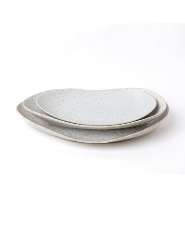 Piezas blancas de vajilla para mesa