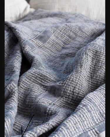 Plaid African Jacquard de lino sobre sofá