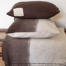Couvre-lit en coton blanc et marron dans un intérieur