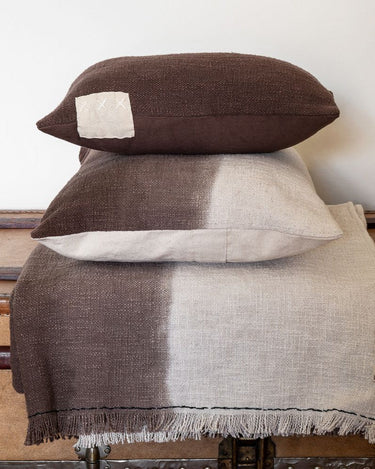 Couvre-lit en coton blanc et marron dans un intérieur