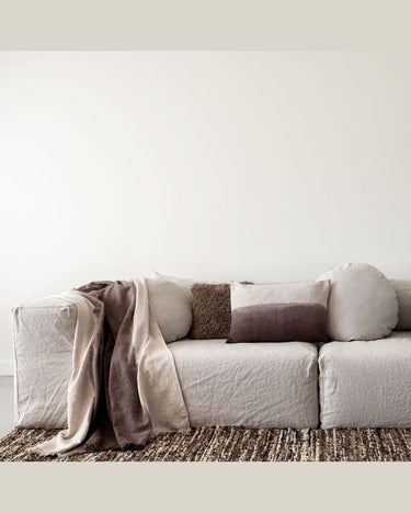 Couvre-lit blanc et marron avec coussins assortis