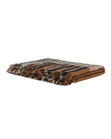 Plaid de lana y lino a rayas en tonos tierra de Bed and Philosophy, plegado con flecos visibles