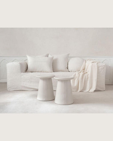 Plaid de lino blanco con flecos, vista amplia de un salón blanco
