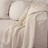 Plaid de lino blanco con flecos extendido