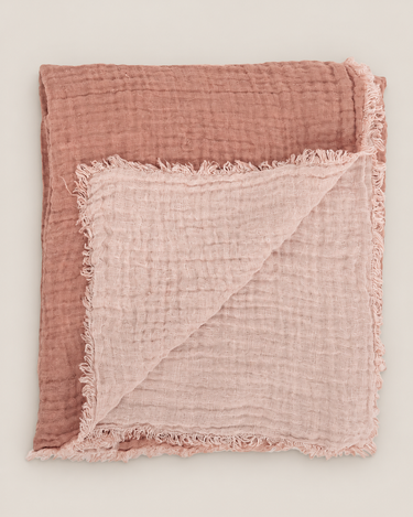 Plaid de lino gofrado reversible en tono nude Le Monde Sauvage