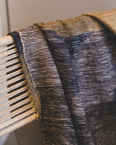Detalle del plaid artesanal ikat con flecos Caravane