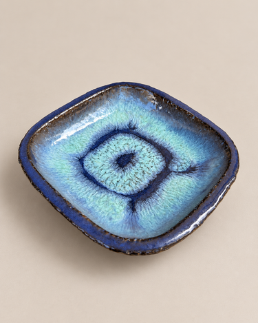 Plato cuadrado de cerámica esmaltada azul y turquesa, vista en perspectiva