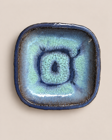 Plato decorativo de cerámica azul vintage sueco con esmalte turquesa, visto desde arriba