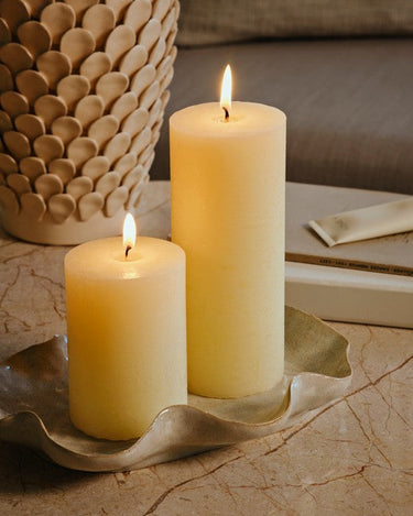 Plato decorativo Cori de cerámica esmaltada crema alargado de Broste Copenhagen, plato alargado de cerámica con dos velas encendidas