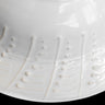 Plato hondo de gres blanco con relieves de hojas de Leandro Cano: detalle exterior del plato hondo blanco con trazos en relieve.
