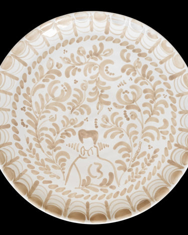 Plato llano cenital con arcos y motivos vegetales beige.