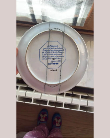 Plato decorativo de cerámica con paisaje portuario — reverso con inscripción, numeración y sujeción