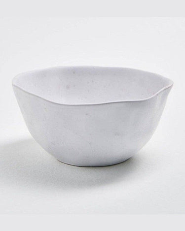 Platos blancos de forma orgánica para comedor