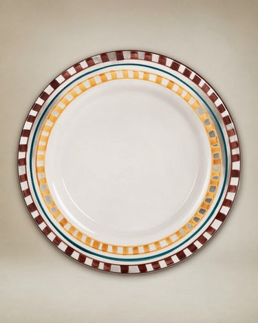 Platos Charlotte pintados a mano vistos en conjunto