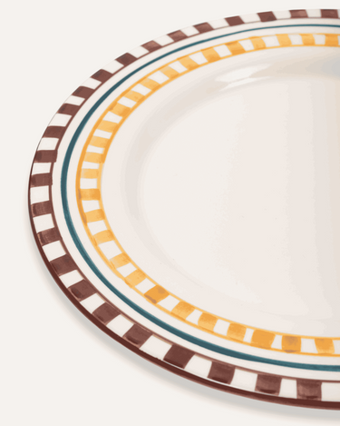 Detalle del motivo pintado a mano de un plato Charlotte
