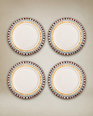 Composición de platos Charlotte sobre una mesa