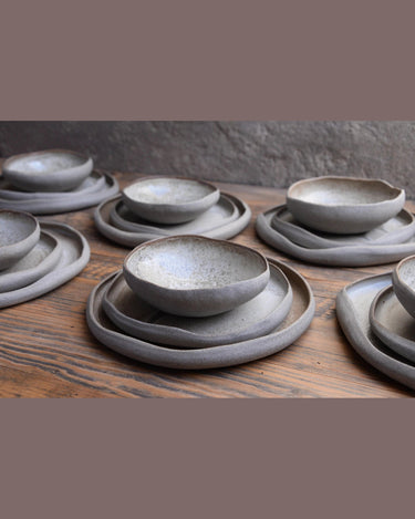 Platos de gres beige hechos a mano
