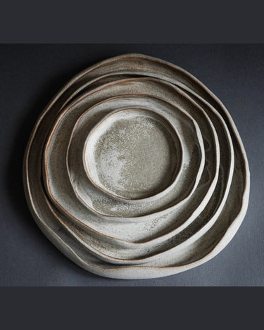 Detalle de un plato de gres beige
