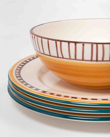 Platos de ensalada Ray de Valsa Home en una mesa