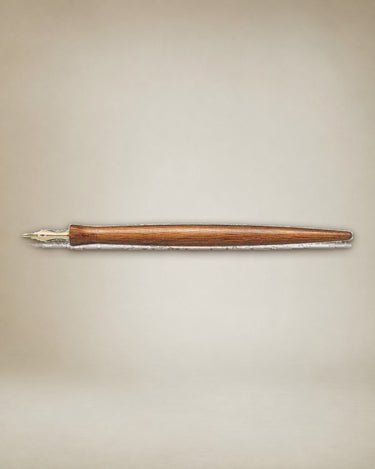 Detalle de pluma Curve de madera de olivo