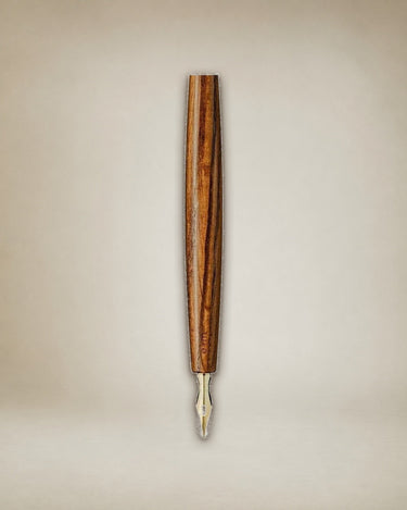 Detalle de pluma de madera de roble