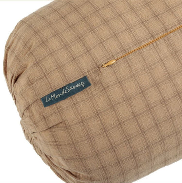 Polochón Hanky Izamal de lino lavado en beige mostaza de Le Monde Sauvage, detalle del estampado de cuadros y del cierre