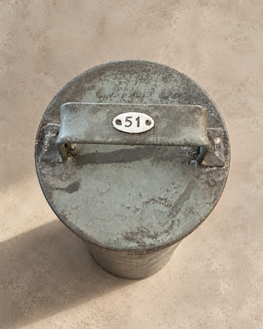 Portaplanos vintage Modelo 51, detalle de la tapa y el número