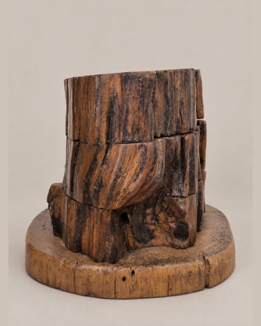 Portavelas de madera cerrado con nudos y marcas naturales visibles