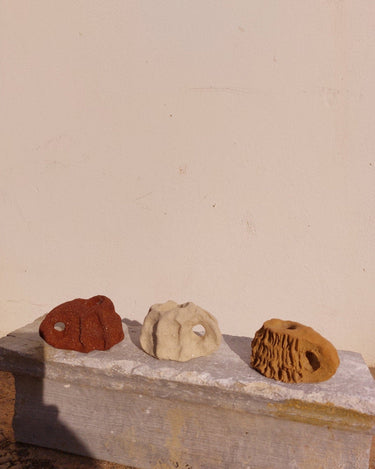Detalle del portavelas pequeño de gres rojo