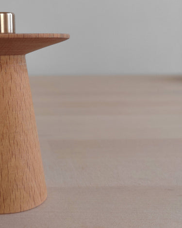 Detalle del canto y de la veta de madera del portavelas de haya Korys