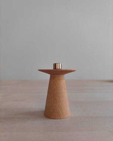 Portavelas de diseño sencillo en madera clara y latón