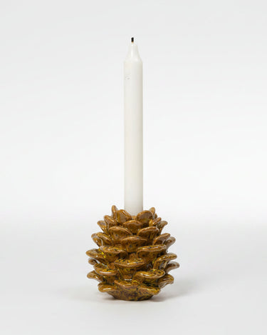 Detalle de portavelas navideño con forma de piña de Broste Copenhagen, vista 4