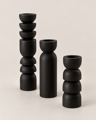 Portavelas negros de madera africanos de African Creative en tres tamaños sobre fondo topo claro