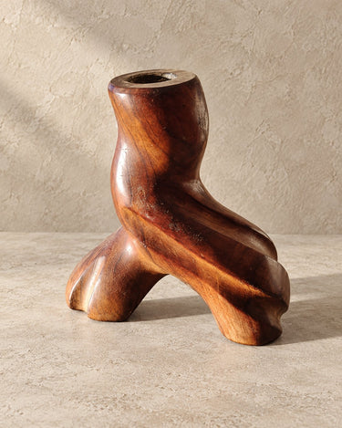 Portavelas vintage de madera Dan Karner sobre fondo topo claro rústico