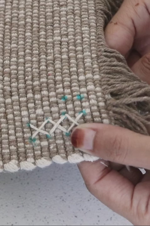 Alfombra artesanal de algodón y lino multicolor de Lorena Canals en vídeo
